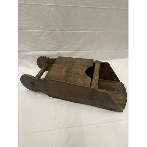 2A - A VINTAGE MALT SHOVEL 64CM X 24.5CM X 17CM