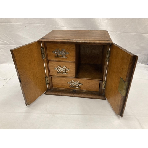 280A - AN OAK SMOKERS CABINET WITH THREE ENCLOSED DRAWERS H: 30CM, W: 32CM