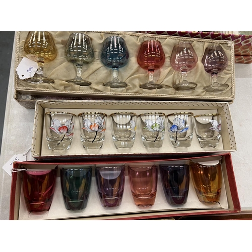 103 - A QUANTITY OF VINTAGE BOXED SPIRIT GLASSES INCLUDING COLOURED ONES, FLORAL, LONDON LANDSCAPES, ETC