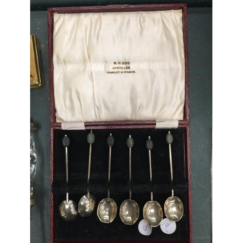 135 - A QUANTITY OF ITEMS TO INCLUDE A COMPANION SET, CANDLESTICK, BOXED COFFEE BEAN SPOONS, VINTAGE TABLE... 