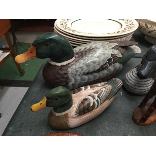 138 - A MIXED LOT TO INCLUDE WOODEN DUCKS AND GIRAFFE, BRASS DUCK, WOODEN BASED GLASS INKWELL AND A QUANTI... 