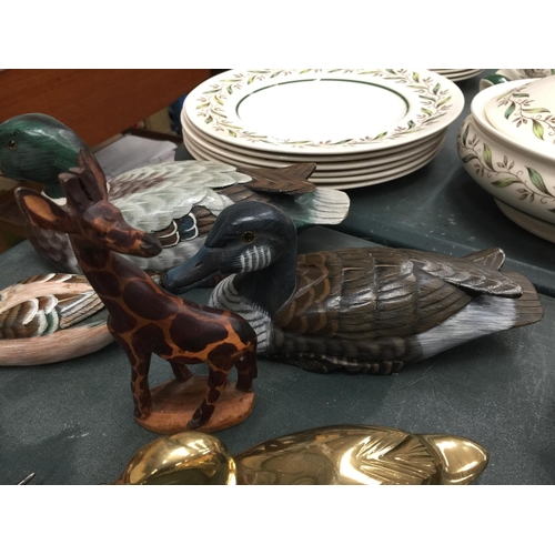 138 - A MIXED LOT TO INCLUDE WOODEN DUCKS AND GIRAFFE, BRASS DUCK, WOODEN BASED GLASS INKWELL AND A QUANTI... 