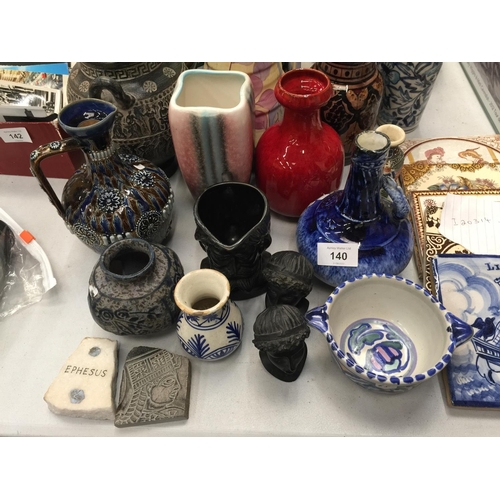 140 - A QUANTITY OF POTTERY ITEMS TO INCLUDE A SYLVAC RETRO VASE, A SEAHORSE JUG, VASES, JUGS, VINTAGE TIL... 