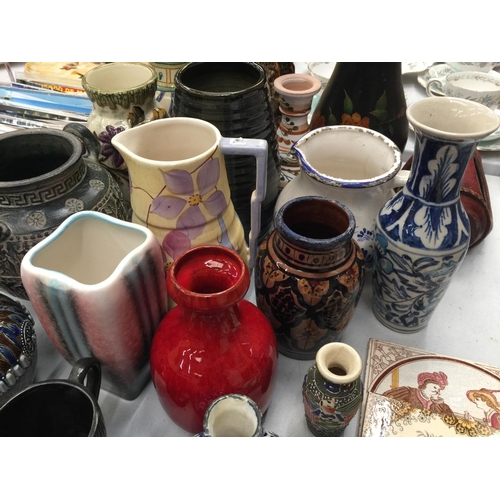 140 - A QUANTITY OF POTTERY ITEMS TO INCLUDE A SYLVAC RETRO VASE, A SEAHORSE JUG, VASES, JUGS, VINTAGE TIL... 