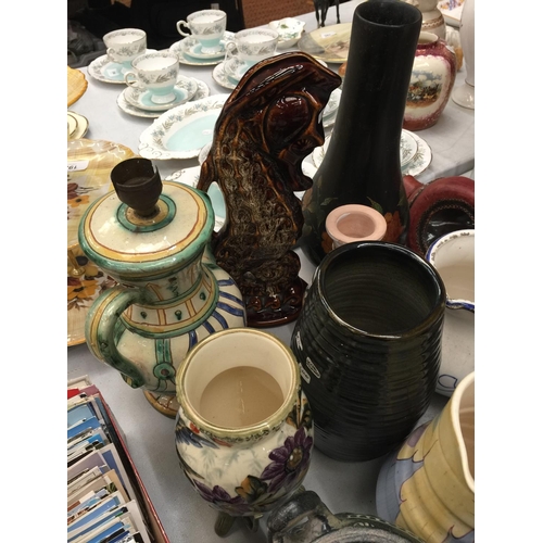 140 - A QUANTITY OF POTTERY ITEMS TO INCLUDE A SYLVAC RETRO VASE, A SEAHORSE JUG, VASES, JUGS, VINTAGE TIL... 