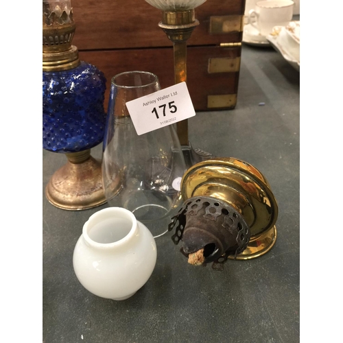 175 - A QUANTITY OF SMALL OIL LAMPS TO INCLUDE BRASS AND GLASS EXAMPLES