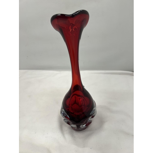 73 - A MURANO STYLE CRANBERRY GLASS VASE HEIGHT 25CM PLUS A COLOURED MURANO STYLE GLASS BIRD HEIGHT 29CM