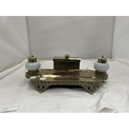 78 - A BRASS VINTAGE DESK TIDY INCLUDING OPAQUE GLASS INKWELLS, LIDDED BOX, ETC LENGTH 28CM