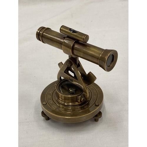 79 - A BRASS TELESCOPE AND COMPASS H: 10CM