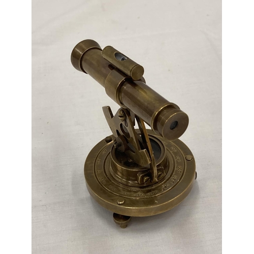 79 - A BRASS TELESCOPE AND COMPASS H: 10CM