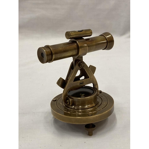 79 - A BRASS TELESCOPE AND COMPASS H: 10CM