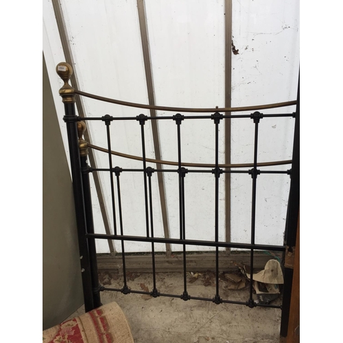 2562 - A VICTORIAN STYLE BRASS AND IRON BEDSTEAD, 5'