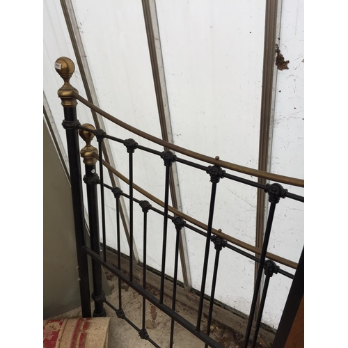 2562 - A VICTORIAN STYLE BRASS AND IRON BEDSTEAD, 5'