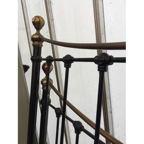 2562 - A VICTORIAN STYLE BRASS AND IRON BEDSTEAD, 5'