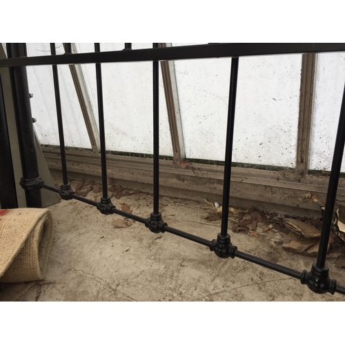 2562 - A VICTORIAN STYLE BRASS AND IRON BEDSTEAD, 5'