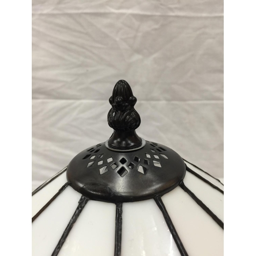 52 - A STAINED GLASS TIFFANY STYLE LAMP ON A METAL BASE H: 35CM