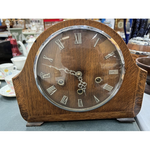 119 - A SMITHS MAHOGANY CASED MANTLE CLOCK WITH KEY AND PENDULUM