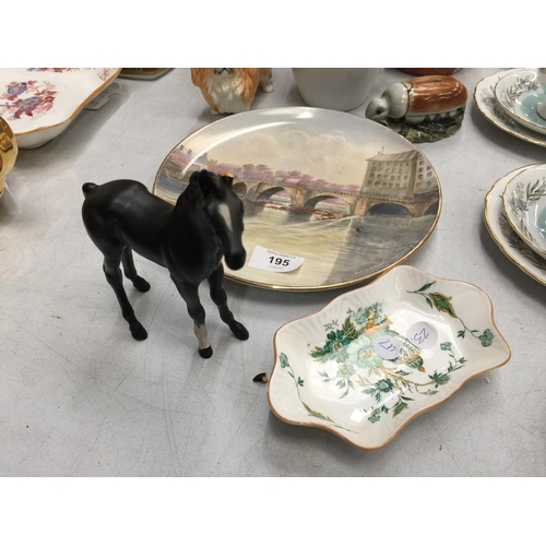 195 - A QUANTITY OF CERAMIC ITEMS TO INCLUDE A SYLVAC PEKENESE DOG, CERAMIC BEETLE MONEY BANK, AYNSLEY 'PE... 