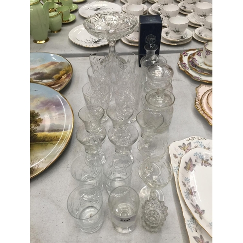 200 - A QUANTITY OF CLEAR GLASSES TO INCLUDE SHERRY, WINE, TUMBLERS, JARS, A CAKE STAND, ETC