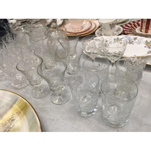 200 - A QUANTITY OF CLEAR GLASSES TO INCLUDE SHERRY, WINE, TUMBLERS, JARS, A CAKE STAND, ETC