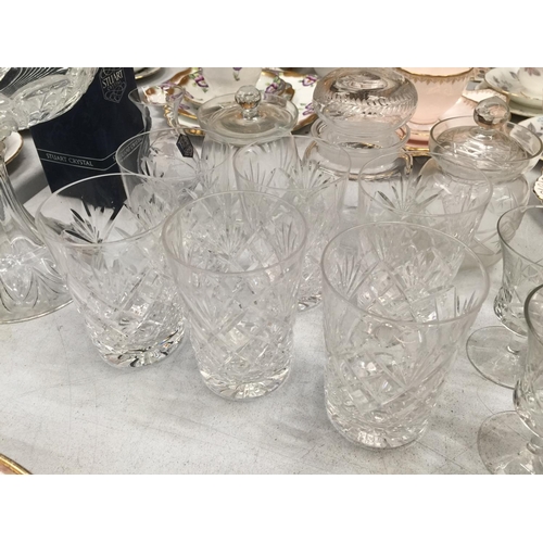 200 - A QUANTITY OF CLEAR GLASSES TO INCLUDE SHERRY, WINE, TUMBLERS, JARS, A CAKE STAND, ETC