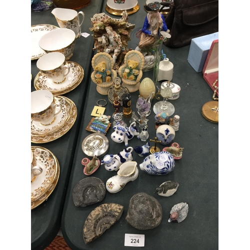 224 - A QUANTITY OF COLLECTABLE ITEMS TO INCLUDE FOSSILS, BLUE AND WHITE ANIMALS, CRYSTAL ANIMALS, FIGURIN... 