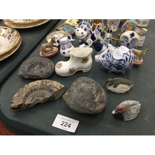 224 - A QUANTITY OF COLLECTABLE ITEMS TO INCLUDE FOSSILS, BLUE AND WHITE ANIMALS, CRYSTAL ANIMALS, FIGURIN... 