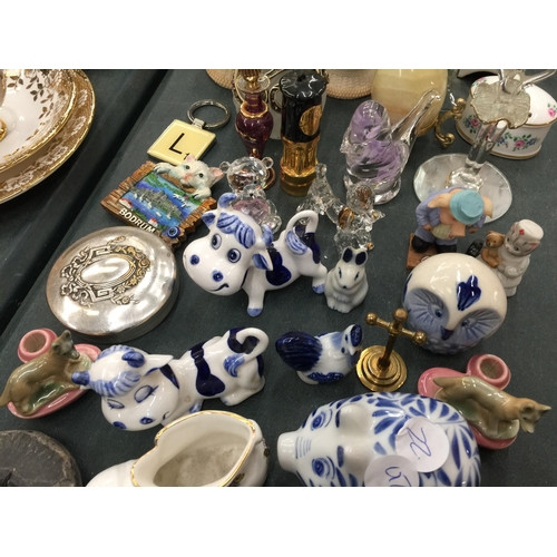 224 - A QUANTITY OF COLLECTABLE ITEMS TO INCLUDE FOSSILS, BLUE AND WHITE ANIMALS, CRYSTAL ANIMALS, FIGURIN... 