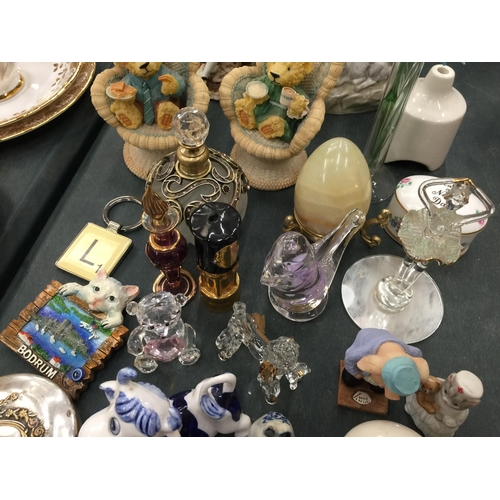 224 - A QUANTITY OF COLLECTABLE ITEMS TO INCLUDE FOSSILS, BLUE AND WHITE ANIMALS, CRYSTAL ANIMALS, FIGURIN... 