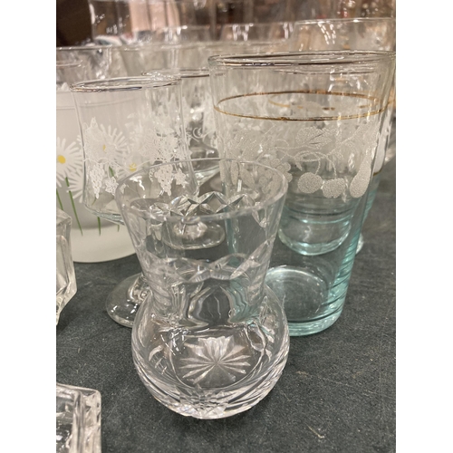 298 - A LARGE QUANTITY OF GLASSES TO INCLUDE WINE, SHERRY, PORT, TUMBLERS, TANKARDS, ETC