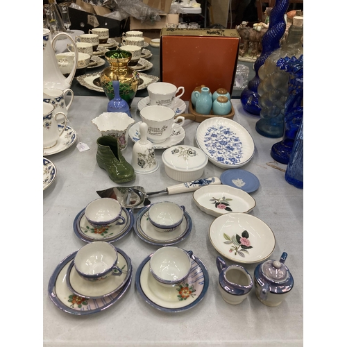 307 - A COLLECTION OF CERAMIC ITEMS TO INCLUDE MINI CUPS AND SAUCERS, SILVER WEDDING CUPS, CRUET SET, BOHE... 