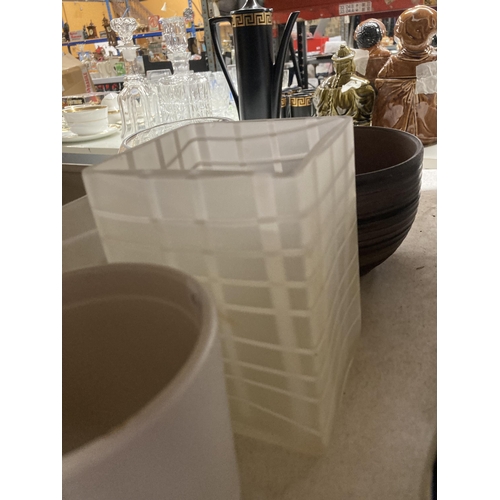 345 - A QUANTITY OF CERAMICS AND GLASSWARE TO INCLUDE NIBBLES DISHES, JARS, VASES, ETC