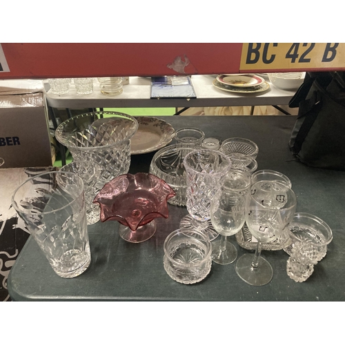 347 - A QUANTITY OF GLASSWARE TO INCLUDE BOWLS, VASES, JARS, ETC