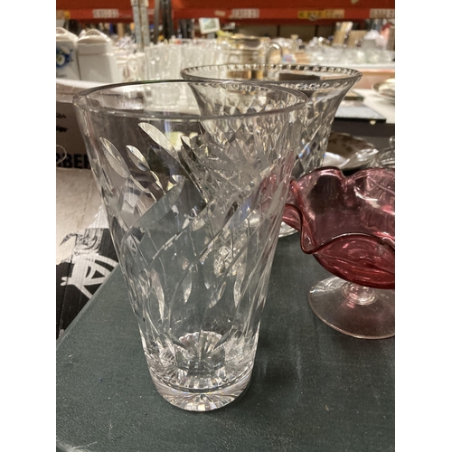 347 - A QUANTITY OF GLASSWARE TO INCLUDE BOWLS, VASES, JARS, ETC