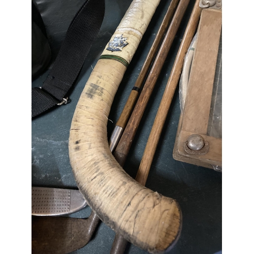 349 - A COLLECTION OF VINTAGE SPORTING EQUIPMENT TO INCLUDE BADMINTON RAQUETS WITH FRAMES, GOLF CLUBS AND ... 