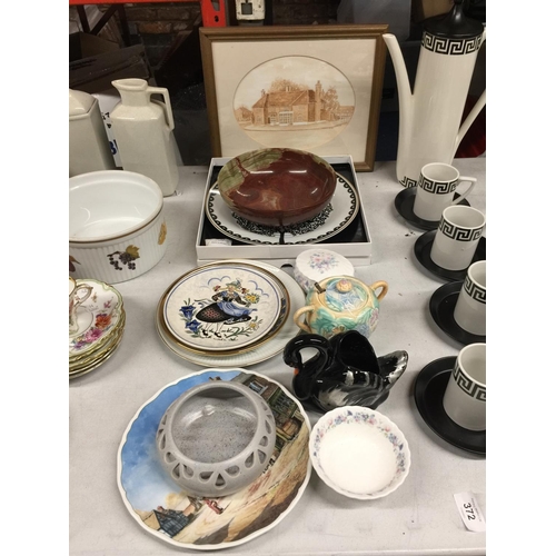 372 - A QUANTITY OF CERAMICS TO INCLUDE CABINET PLATES, AN AVONWARE PRESERVE POT, BOWLS, A FRAMED PRINT, E... 