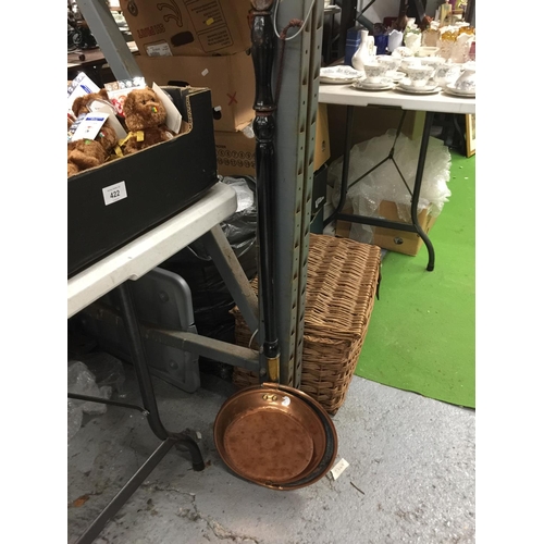 421 - A COPPER BED WARMING PAN WITH A MAHOGANY HANDLE