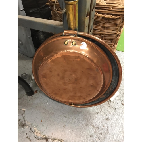 421 - A COPPER BED WARMING PAN WITH A MAHOGANY HANDLE