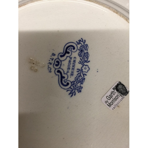 463 - A QUANTITY OF BLUE AND WHITE CERAMIC PLATES