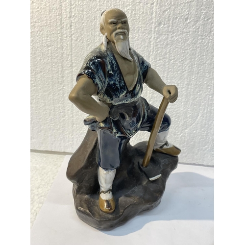 793 - A COLLECTION OF CHINESE CERAMIC MUDMEN TO INCLUDE A SHIWAN WOODCUTTER FIGURINE - 24 CM TOGETHER WITH... 