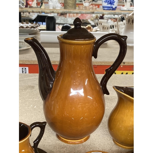 828 - A BOULTON STONEWARE CARAMEL COLOURED COFFEE SET TO INCLUDE A COFFEE POT, CREAM JUG, SIX CUPS AND SAU... 