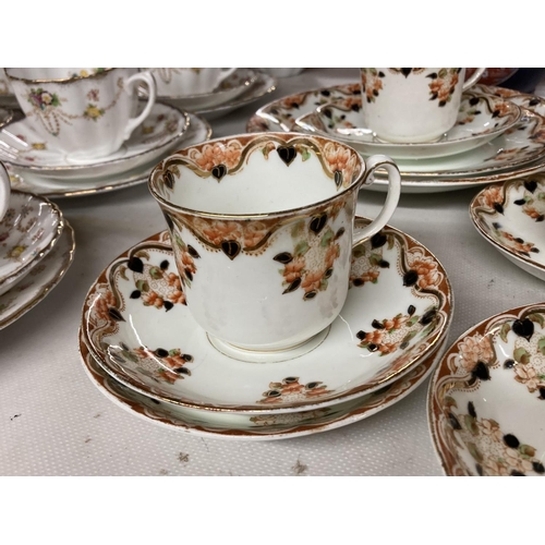 859 - A QUANTITY OF OSBOURNE CHINA TO INCLUDE CUPS, SAUCERS, SIDE PLATES, EGG CUPS IN A STAND PLUS TWO RID... 