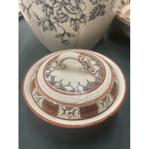 53 - AN EMPIRE, BURSLEM FLORAL PRINTED VINTAGE BATHROOM SET TO INCLUDE WASHBOWL, JUGS, SOAP DISHES, ETC