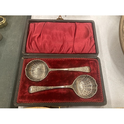 105 - A VINTAGE BOXED SERVING SET AND SUGAR SPOONS