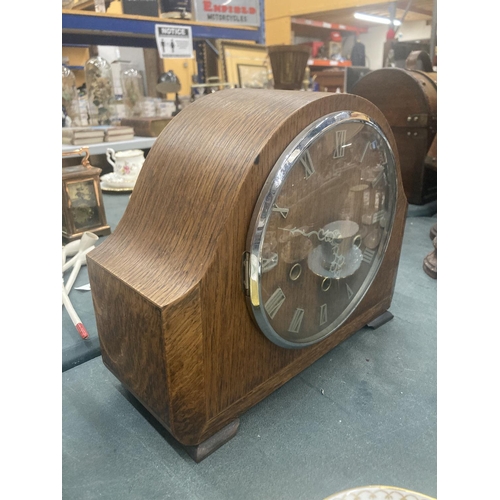 125 - A SMITHS MAHOGANY CASED MANTLE CLOCK WITH KEY AND PENDULUM