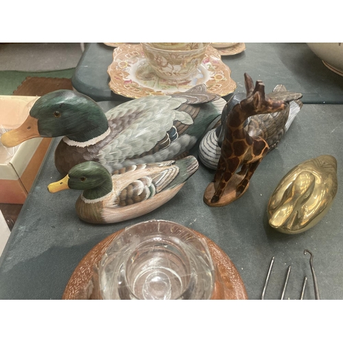 128 - A MIXED LOT TO INCLUDE WOODEN DUCKS AND GIRAFFE, BRASS DUCK, WOODEN BASED GLASS INKWELL AND A QUANTI... 