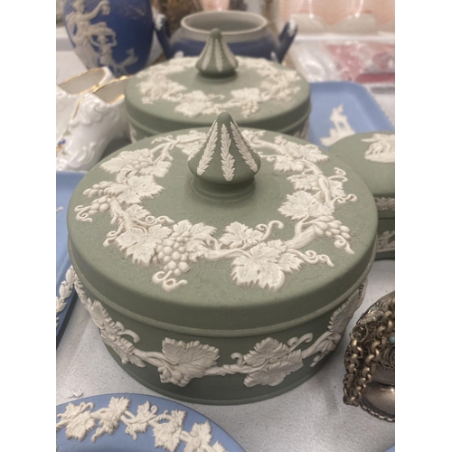 134 - A QUANTITY OF WEDGWOOD JASPERWARE TO INCLUDE GREEN LIDDED TRINKET BOXES, BLUE PIN TRAYS, ETC PLUS CE... 