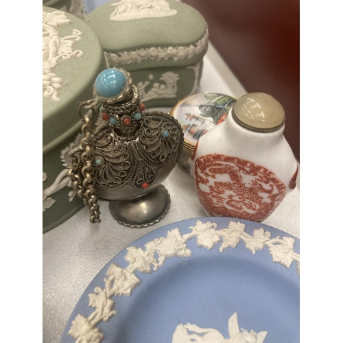 134 - A QUANTITY OF WEDGWOOD JASPERWARE TO INCLUDE GREEN LIDDED TRINKET BOXES, BLUE PIN TRAYS, ETC PLUS CE... 