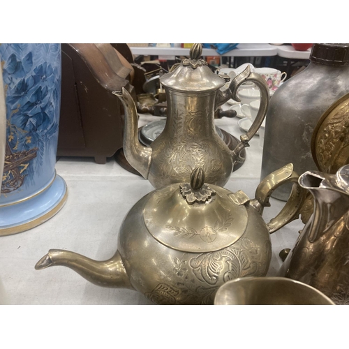 138 - A QUANTITY OF SILVER PLATED ITEMS TO INCLUDE TEA POT, COFFEE POT, HOT WATER JUG, JUGS, BOWLS, CANDLE... 