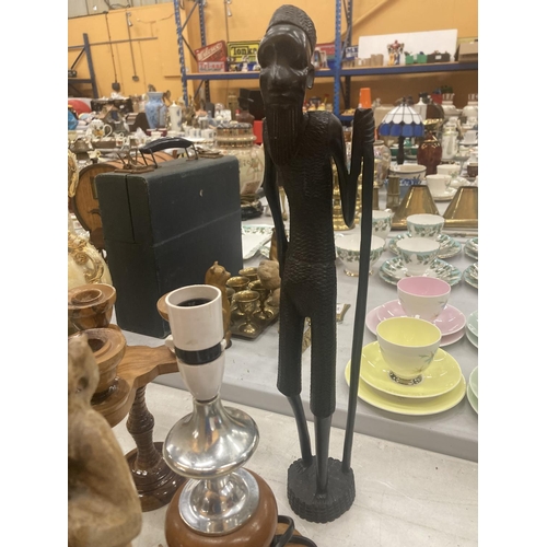 87 - A QUANTITY OF VINTAGE TREEN ITEMS TO INCLUDE FIGURES, CANDLESTICK, LAMP BASE WALL PLAQUES, BOTTLES, ... 